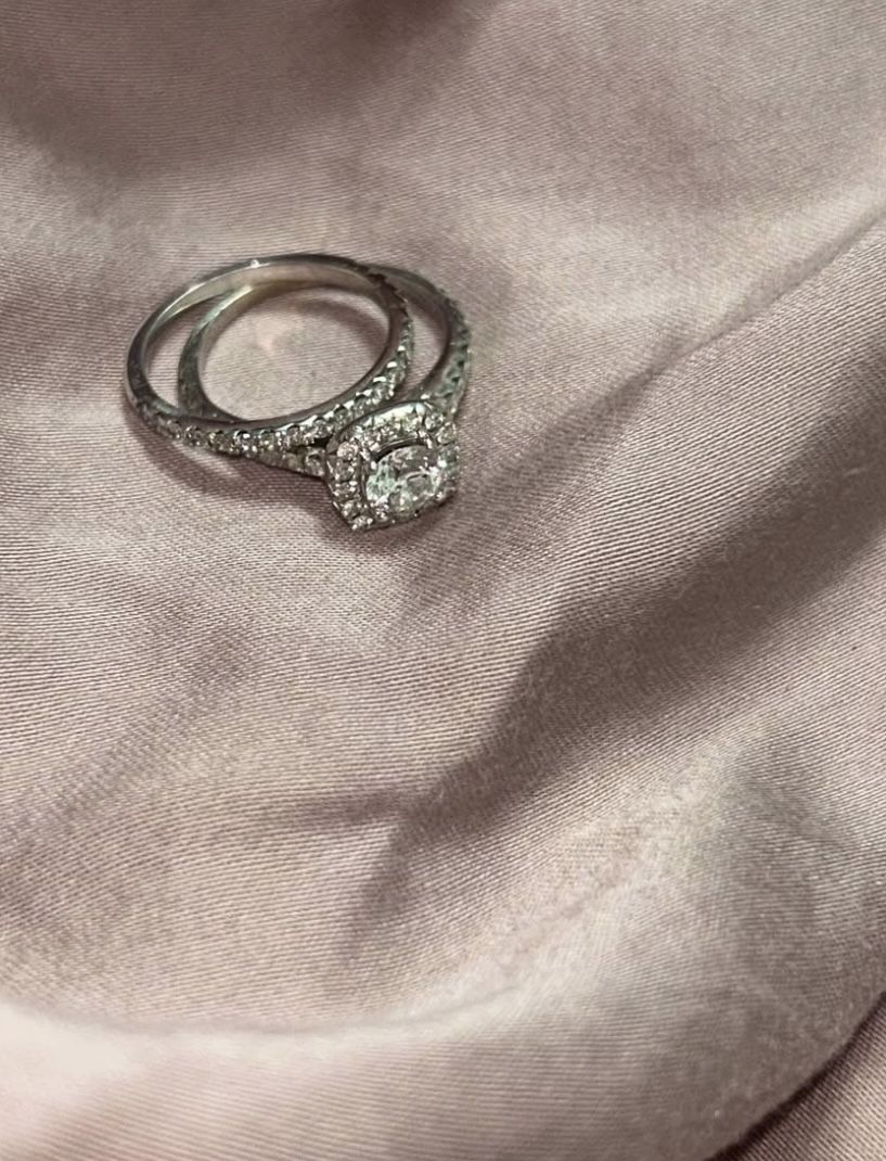 Engagements ring & wedding band set! Real Earth, natural 1 carat diamond, Size 5.25 white Gold!