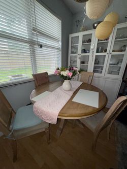Solid wood dinning table with 4 chairs