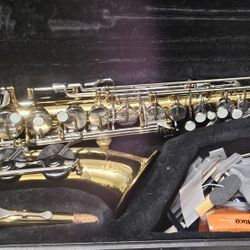 Yamaha Eflat Alto Sax With Case And New Reeds