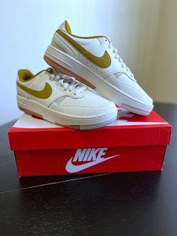 NIKE WOMEN SHOES SIZE 10 