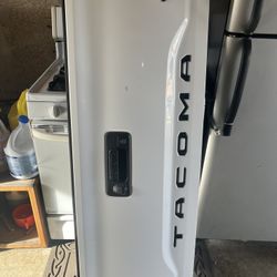 2018. Toyota Tacoma Tail Gate.  Parts 