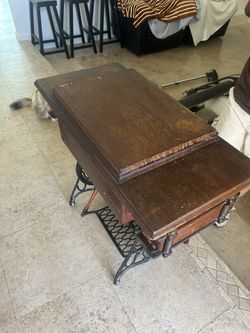 1904 Singer Sewing Machine