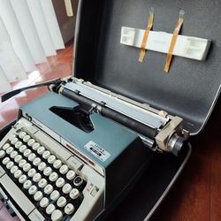 Smith Corona Classic 12 Typewriter Works Great With Case