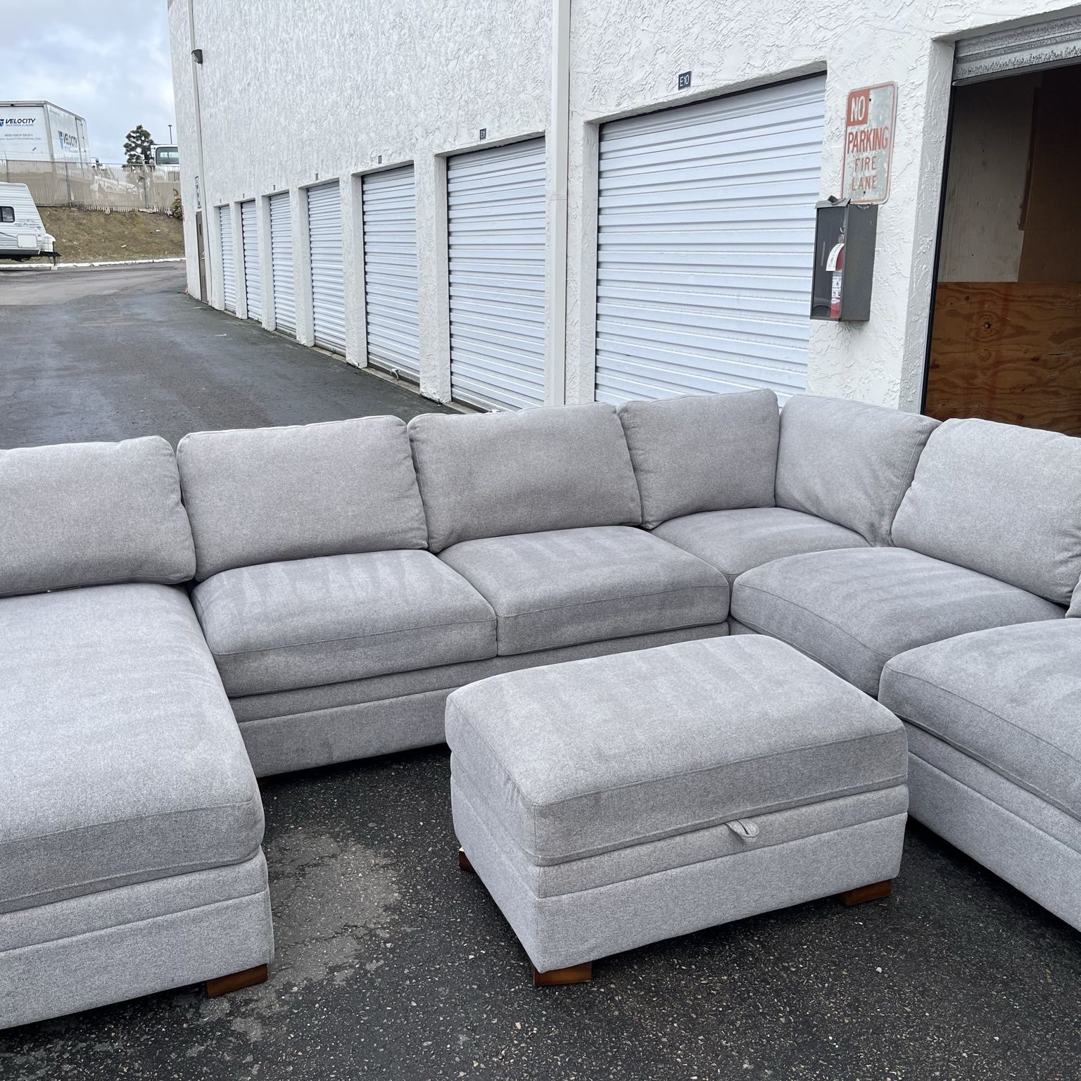 Thomasville Langdon Fabric Sectional with Ottoman- Delivery Available 🚗