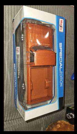 Maisto 1:18 scale 1979 Ford F-150 Pickup
