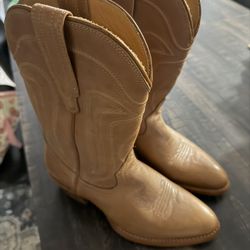 Woman’s Tecovas Size 6