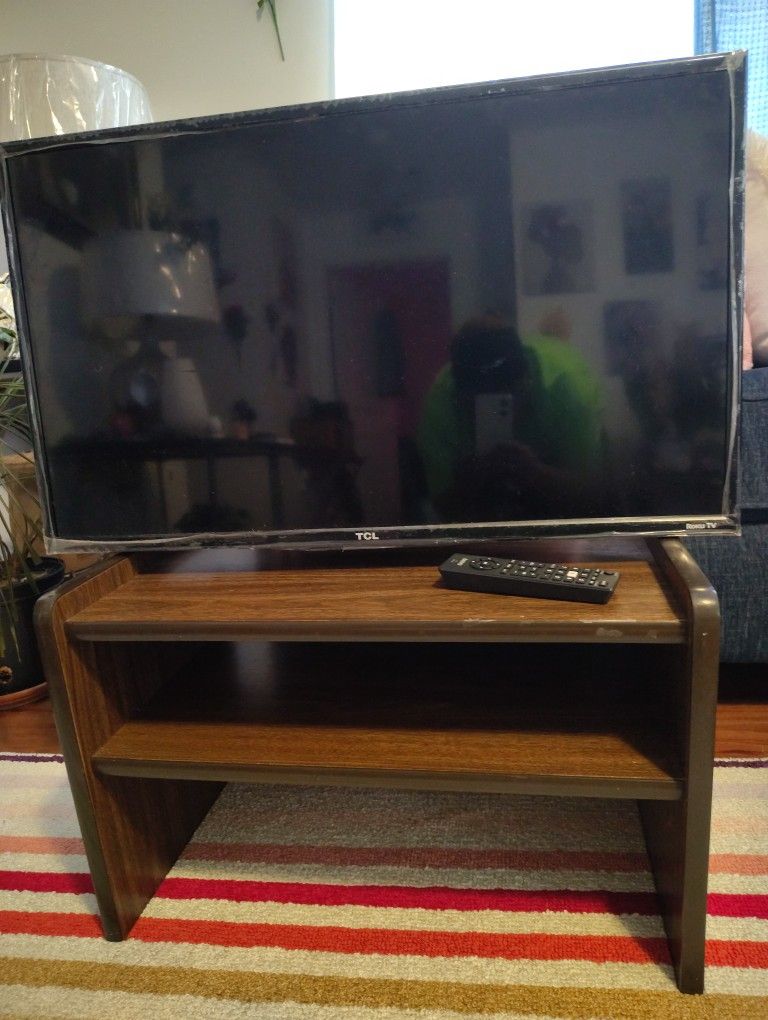 SMART TV TCL COMES WITH REMOTE AND CORD 