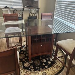 Dinning Table With Round Area Rug