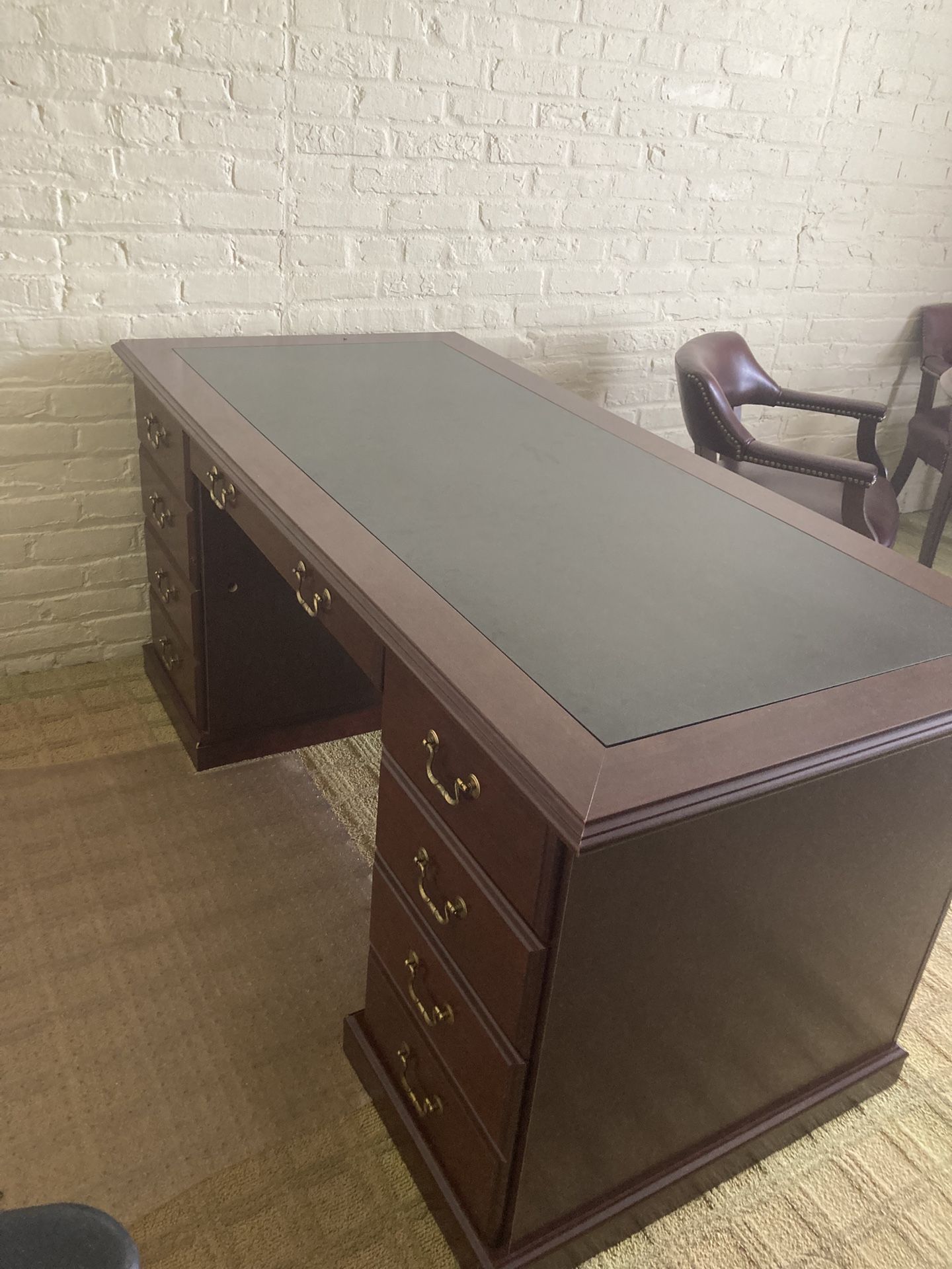 Beautiful mahogany Office Desk - easy pick up