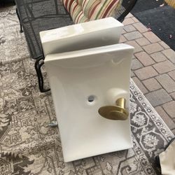 Sinks Brand New Faucets