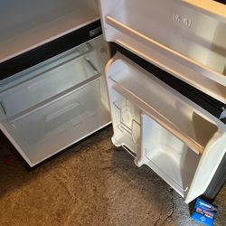 Mini Refrigerator Galanz Black