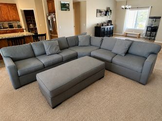 Large Gray Sectional Couch w/ Ottoman – Like New