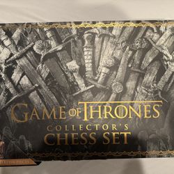 Game of Thrones Collector's Chess Set, 32 Custom Sculpted Chess Pieces