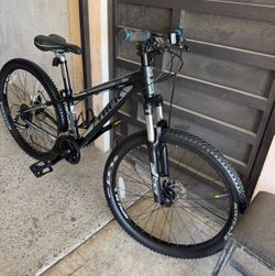 Trek 3900 Mountain Bike – Excellent Condition – Ready to Ride