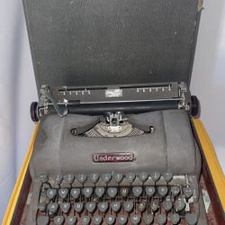Classic Underwood Typewriter With Case 40’s 