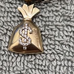 Gold pendant