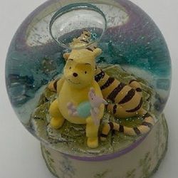 Disney CLASSIC POOH MUSICAL SNOW GLOBE featuring Pooh, Piglet and Tigger ⭐️ NEW IN BOX ⭐️
