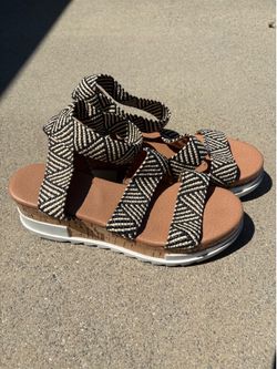 Cute platform sandals size 8