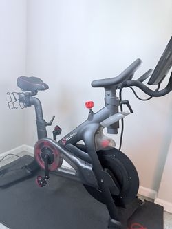 Original Peloton Bike (2022 Model) – Upgraded for Sneakers & Extra Comfort!