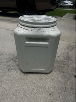 Dog food container