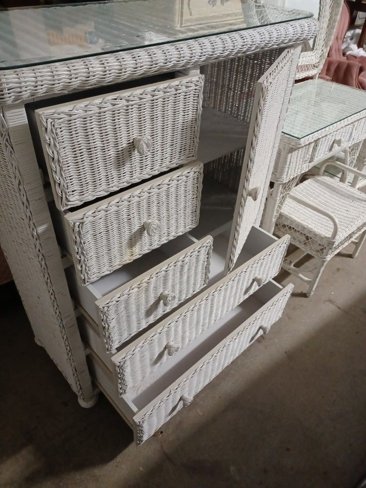 White Wicker Bedroom SetGlass Tops for Sale in Concord Farr, TN OfferUp