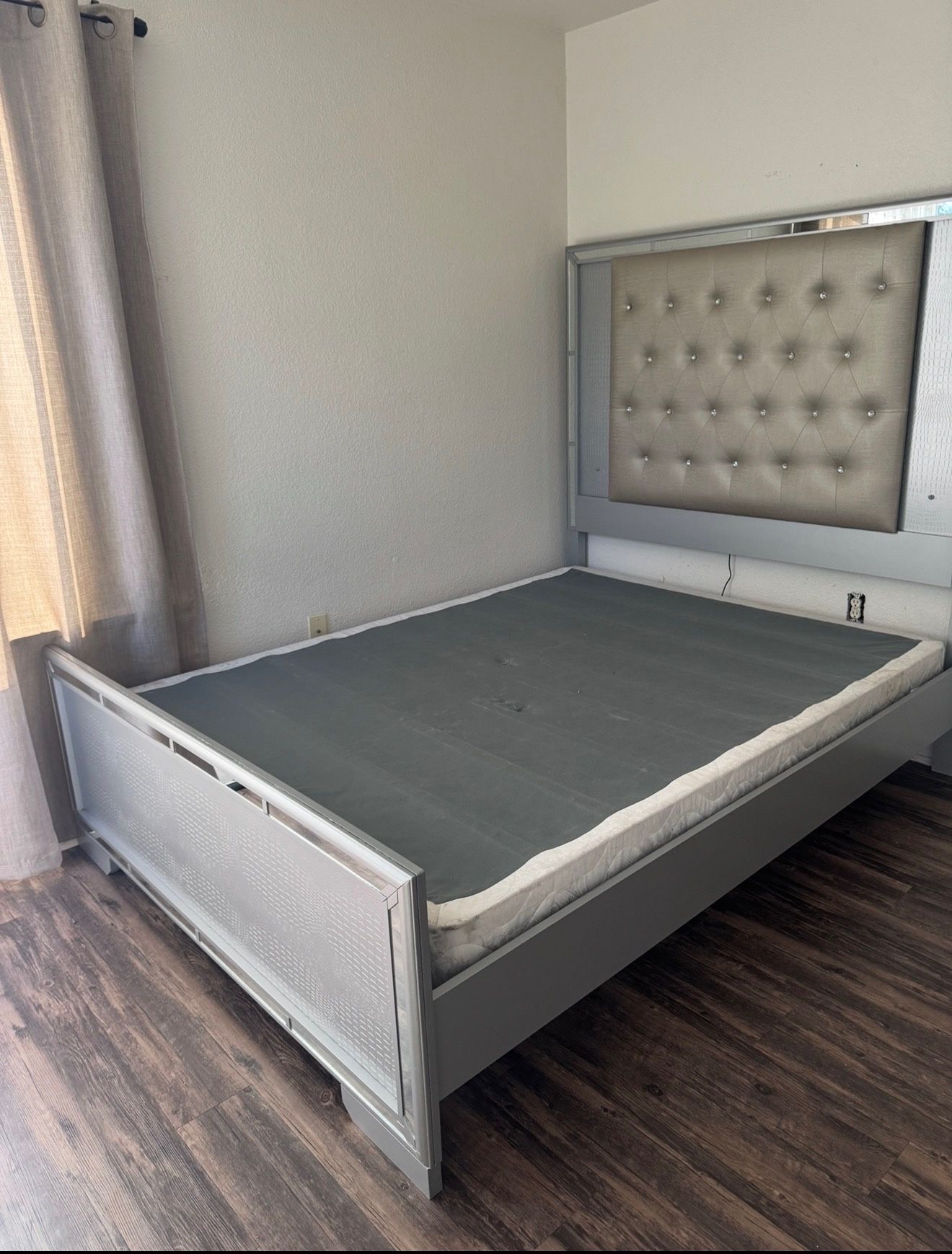 Beautiful Grey Queen Bedroom Set – $200 (Oakland, CA)