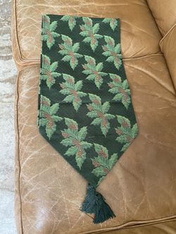 New 4 1/2 Ft Green Poinsettia Table Runner 