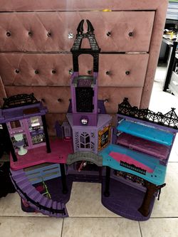 Monster High Play/Doll House