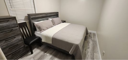 Ashley Furniture Bedroom Set – Excellent Condition
