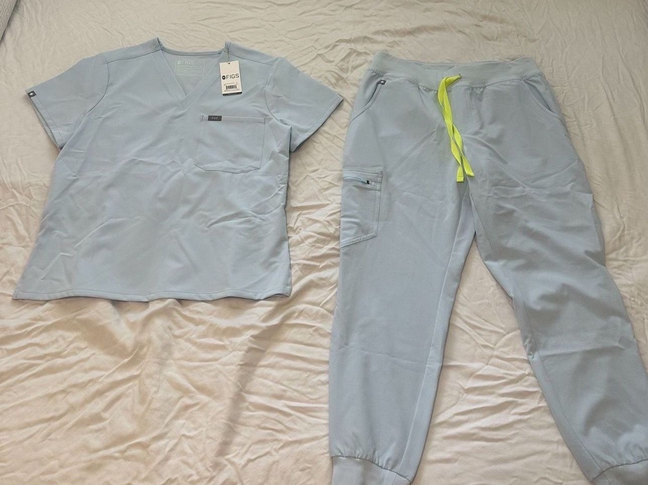 FIGS Scrubs Women’s Color Chambray Set