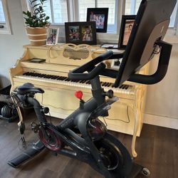 Peloton Great condition (3 Years Old)