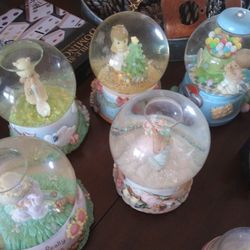Precious Moments Collection 5 Globes 17 Additional Pieces 