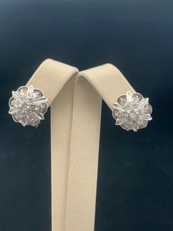 18K WG FLOWER EARRINGS