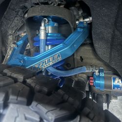 KING SHOCKS IN STOCK 2.5 WITH ADJUSTERS 3500$ FRONT AND REAR PAYMENT PLANS AVAILABLE 