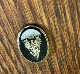Spanish paratrooper military pin 1950s