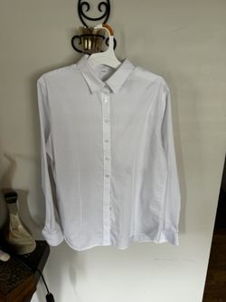 Women’s Fitted Long Sleeve Button Down