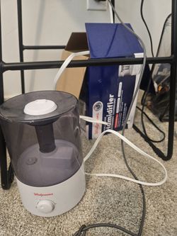 Humidifier with oil tray