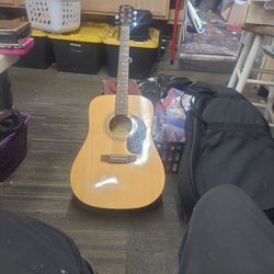 Squire Acustic Gutiar With Padded Case With Packpack Straps 