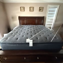King Size Mattress  Beautyrest Black C Class Pillowtop Excellent Condition 