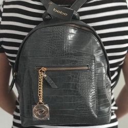 Women’s “ Bebe “ Rena Crock  Backpack Faux Leather In Grey $/ 70.00 ,  Precio real. $/ 99.00🙂🌼