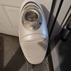 Used - Honeywell HEPA Air Purifier with UV filter