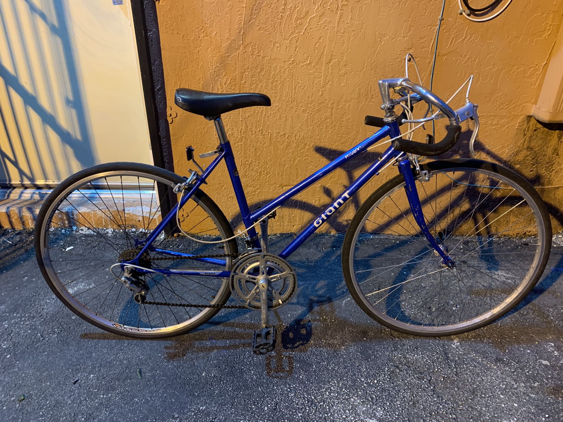 GIANT ROADBIKE IN GOOD CONDITION $150