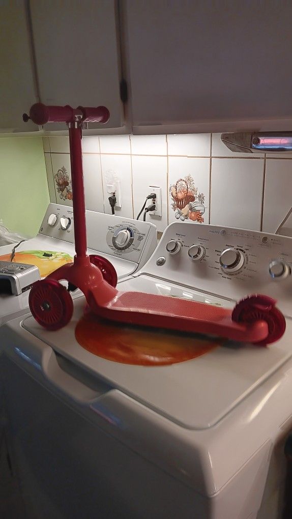 Girls Pink Skateboard ๐น Like New