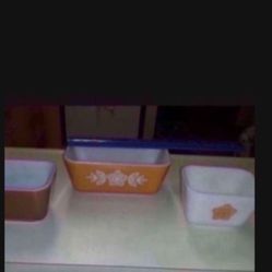 CA. 3 PYREX REFRIGERATOR DISHES. BUTTERFLY GOLD. + 1 LID.