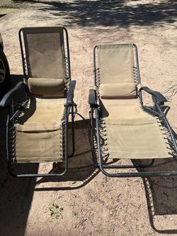 Folding lounge chairs