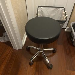 Rolling desk chair 
