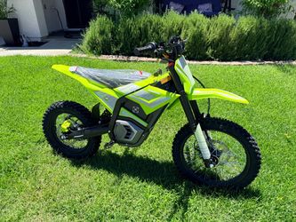 VALTINSU EM5 Pro 60V Electric Dirt Bike w/Light & Display, Off-Road Motorcycle 5600W 3 Speed Modes (Max 52MPH) Range 60 MI,17"/14" Tires,Dual Suspensi