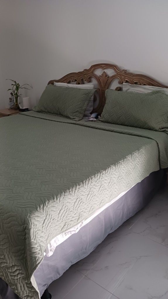 Antique Style King Bedroom Set