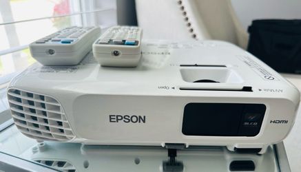 SEIKO EPSON LCD Projector EX3220. HDMI USB + Remote + Bag. Works Great and screen.