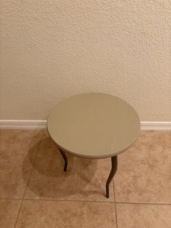 Round Accent Side Table with Curved Legs